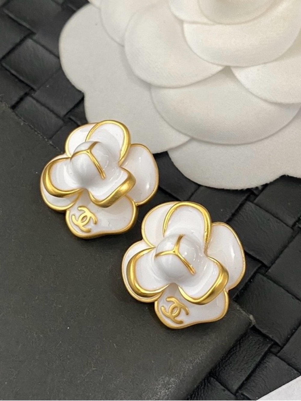 CHANEL White Camellia Flower Earrings with the box&bag.  20mm